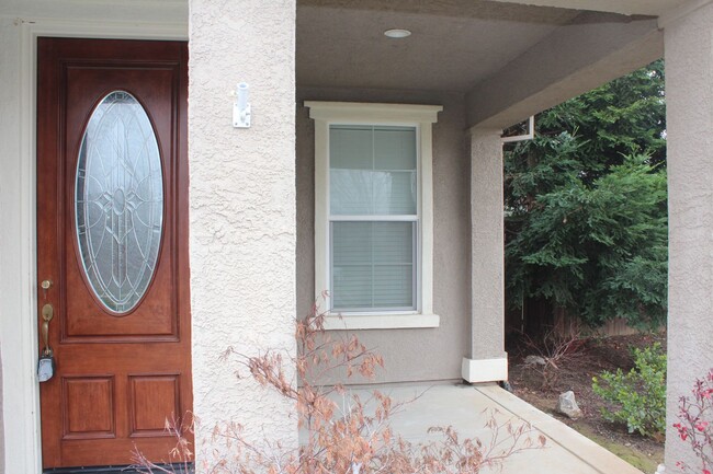 Building Photo - 4 bedroom, 2 bathroom home in Plumas Lake