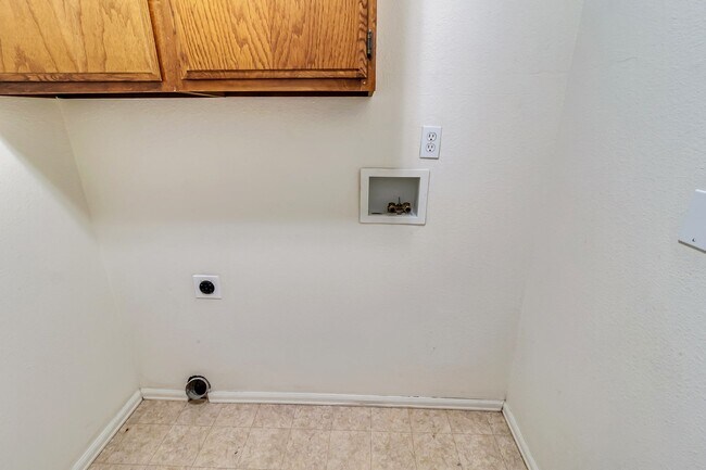 Building Photo - 3 bedroom home with fenced yard and garage in desirable neighborhood!