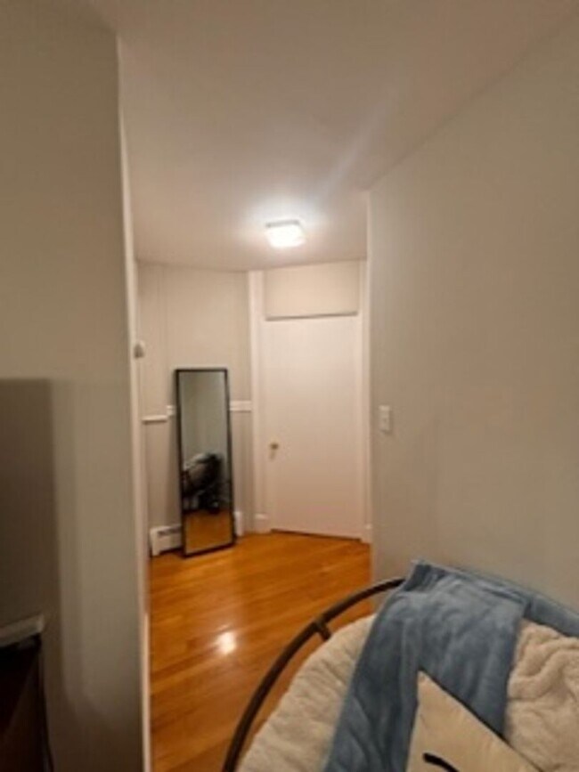 Building Photo - Don't Miss out on this giant 3 bed in the North End