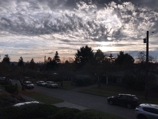 Building Photo - Pre-leasing-Beautiful Bryant Large Remodel...