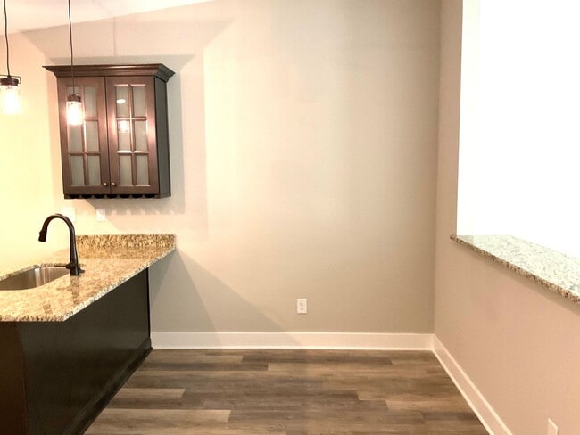 Building Photo - Court Square Town Home Duplex Apartment with Attached Garage