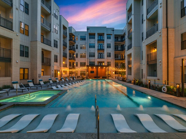 Primary Photo - Lenox Oaks