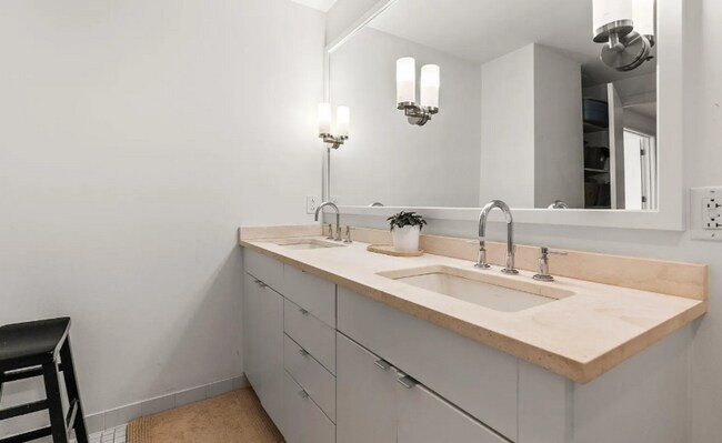 Building Photo - River Market Tower - Unit 1407