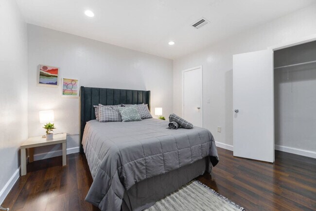 Building Photo - 6715 NE Miami Pl