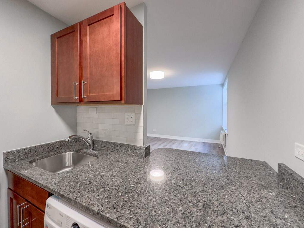 Building Photo - 450 W Barry Ave