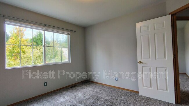 Building Photo - 2037 Gustaf St NE