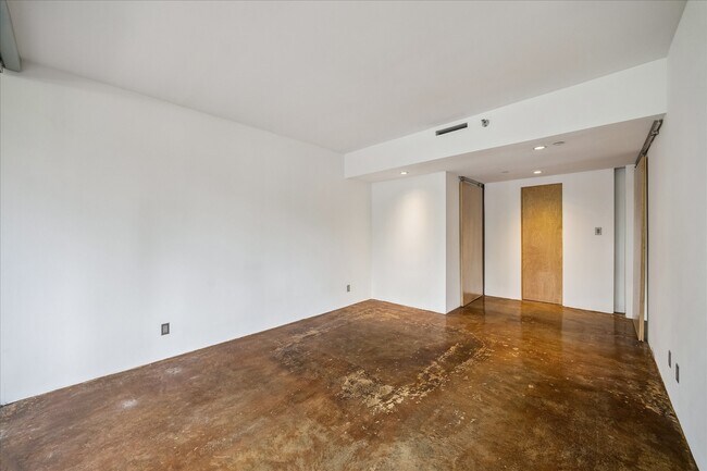 Building Photo - 2701 Westheimer Rd