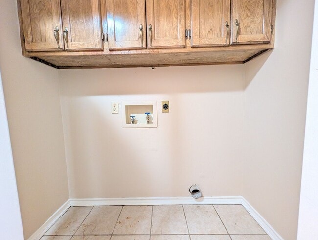 Building Photo - 2 Bedroom PG Townhome Now Available
