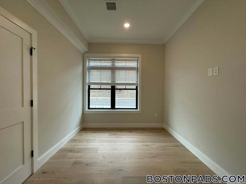 Building Photo - 157 Everett St