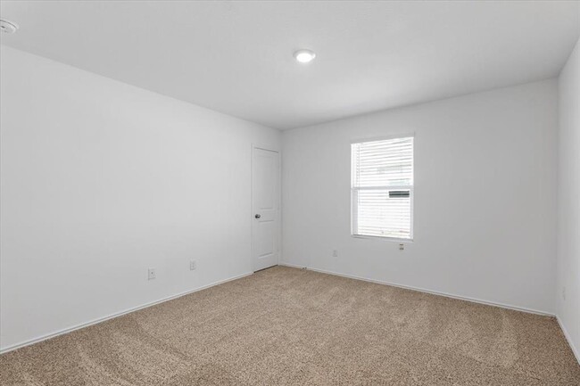 Building Photo - 425 Escondido Cir