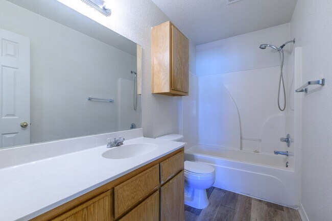 Building Photo - SECTION 8 ACCEPTED & RENT SPECIAL - AVAILA...