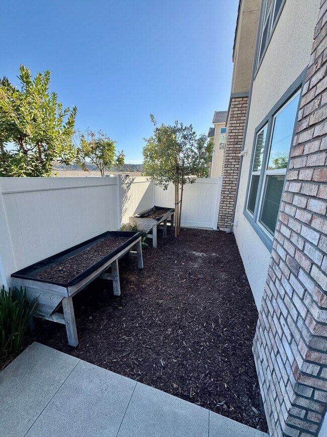 Building Photo - Beautiful 3 bedroom end unit in the heart of Rancho Mission Viejo