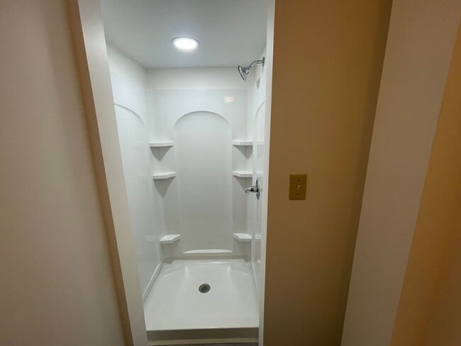 Building Photo - 4 bedroom 2 bathroom house available!   Freshly Painted-New Flooring