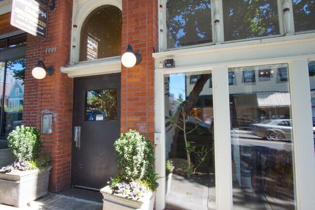 Primary Photo - Paris on Mississippi! Fabulous 1Bdr Ready Now!