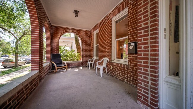 Building Photo - 412 N Carroll St
