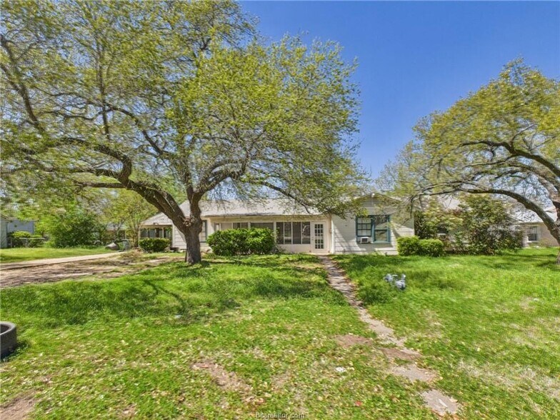 Building Photo - LATE JULY MOVE IN!  Adorable 3 Bedroom 2 Bathroom House