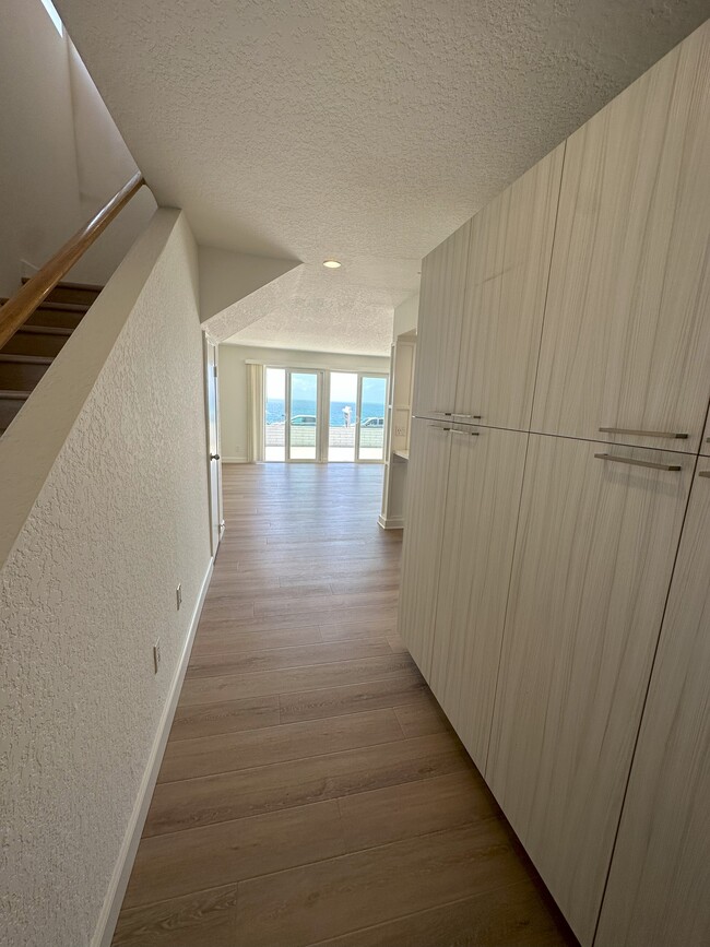 Building Photo - 320 Paseo De La Playa