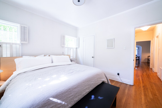 Building Photo - Chic !  1000sq.ft 1 Bed/1 Bath Los Feliz S...