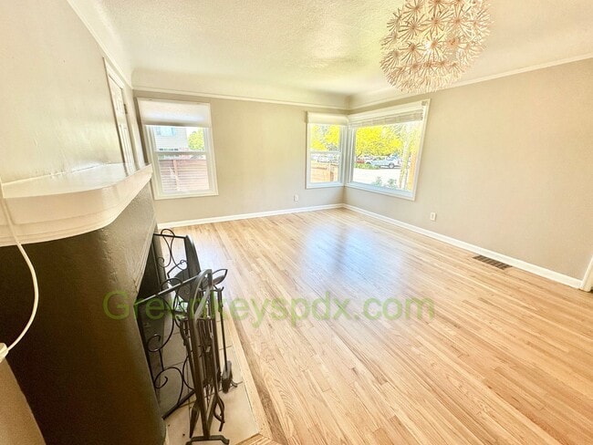 Building Photo - Huge 4 Bedroom 2 Bath House across from Ro...