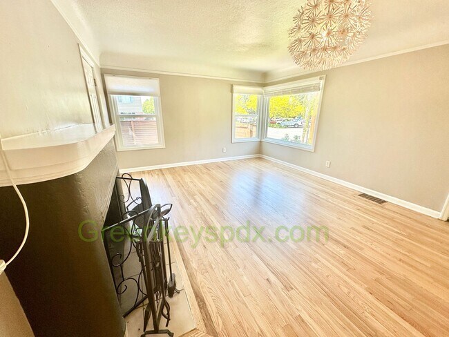 Building Photo - Huge 4 Bedroom 2 Bath House across from Rose City Golf Course