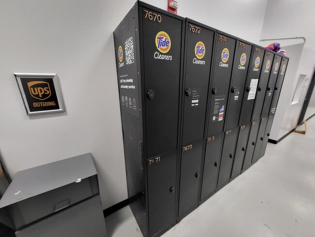 Building Photo - 235 W Van Buren St