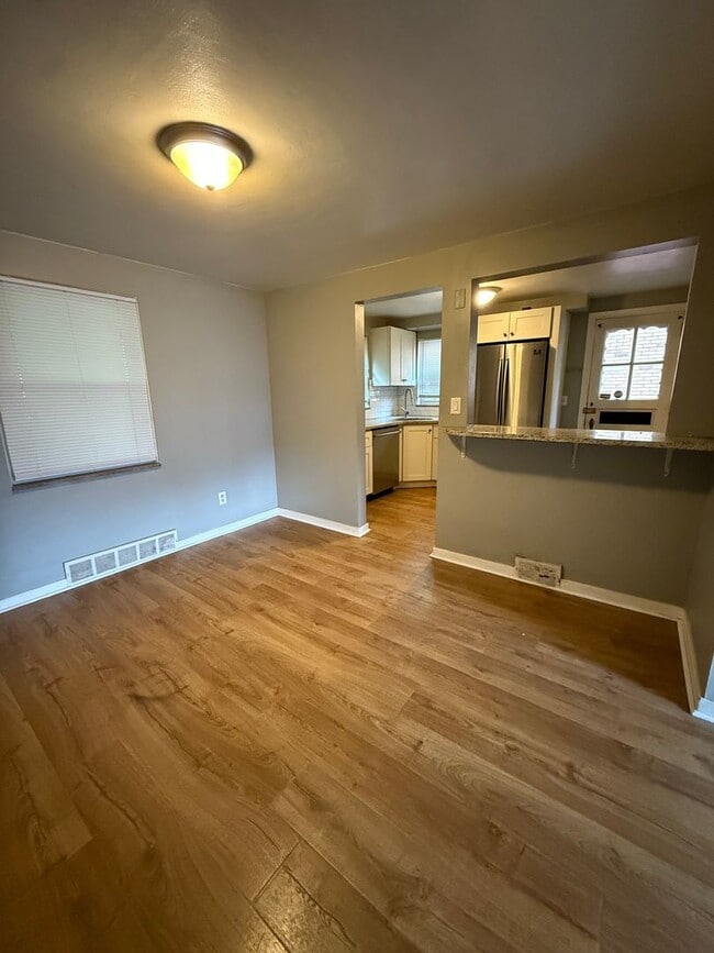 Building Photo - Brentwood-3 Bedroom Home available NOW!