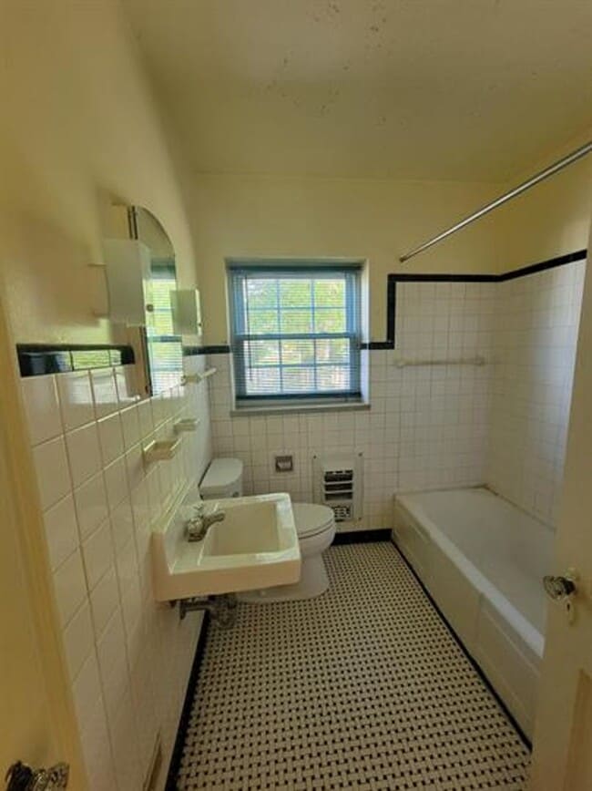 Building Photo - 805 Somerset Dr
