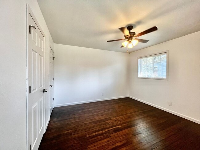 Building Photo - 3 Bedroom, 2 bath house