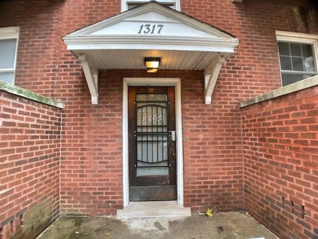 Building Photo - 1317 N Ellis St