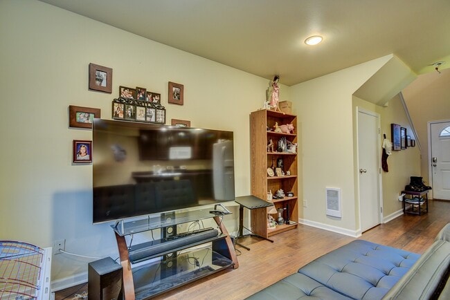 Building Photo - Spacious 2 Bedroom, 2.5 Bathroom Townhome ...