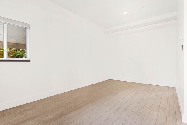 Building Photo - 615 E Pike St