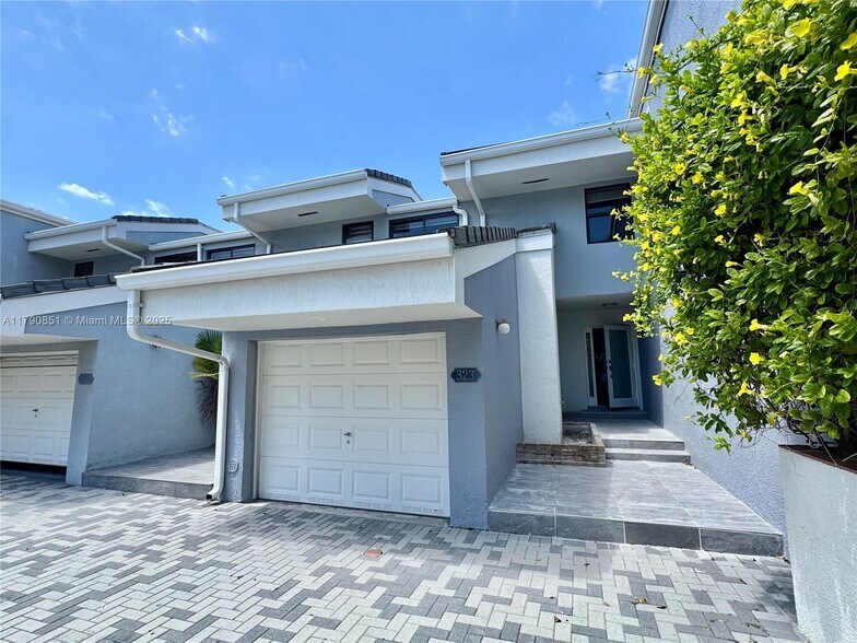 Building Photo - 323 Poinciana Island Dr