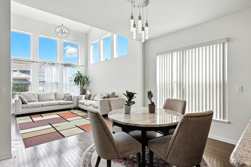 Building Photo - 5497 Mercier St