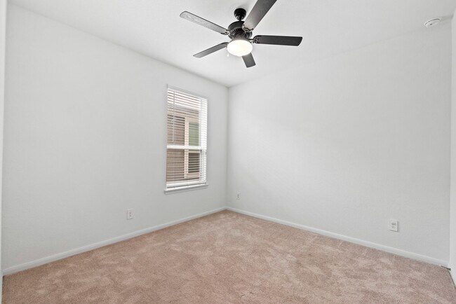 Building Photo - Spacious & Like-New 4-Bedroom Home with Mo...