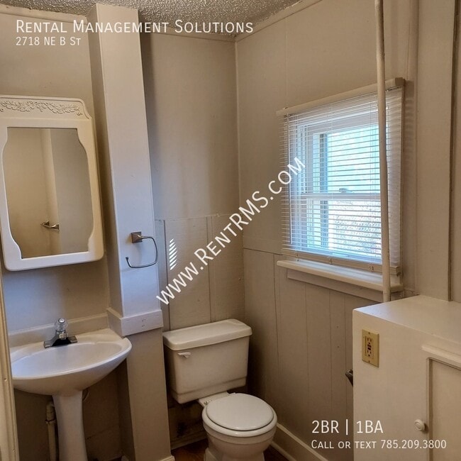 Building Photo - 2718 NE B St