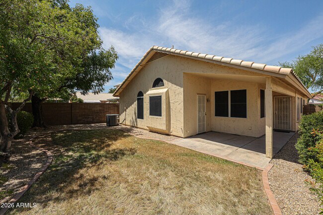 Building Photo - 9833 W Yukon Dr
