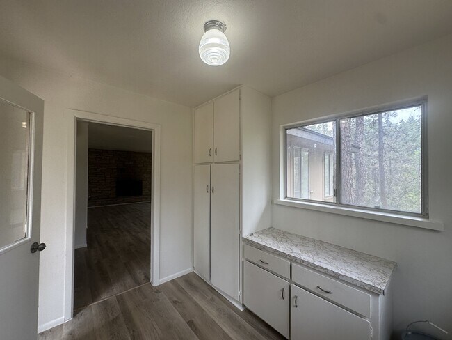 Building Photo - "Charming 2-Bed Retreat with Fireplace & Modern Comforts in Prescott, AZ!"