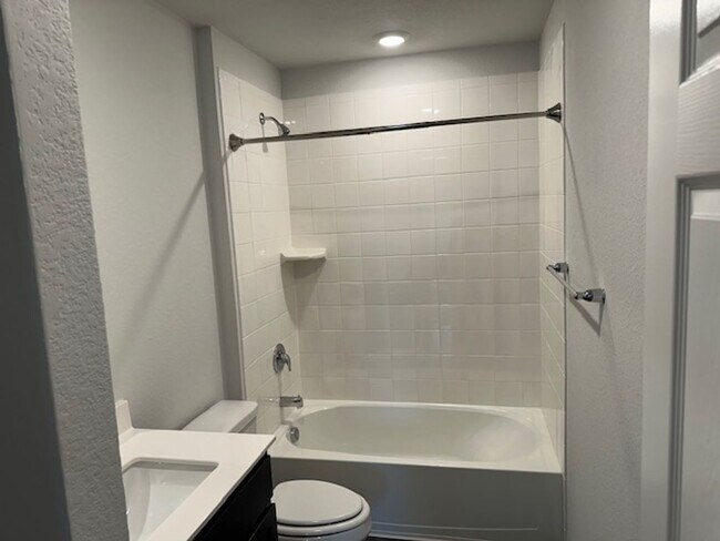 Building Photo - 3bd/2ba Home in the Willow Glenn Community...