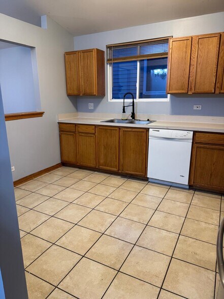 Building Photo - 871 Symphony Dr