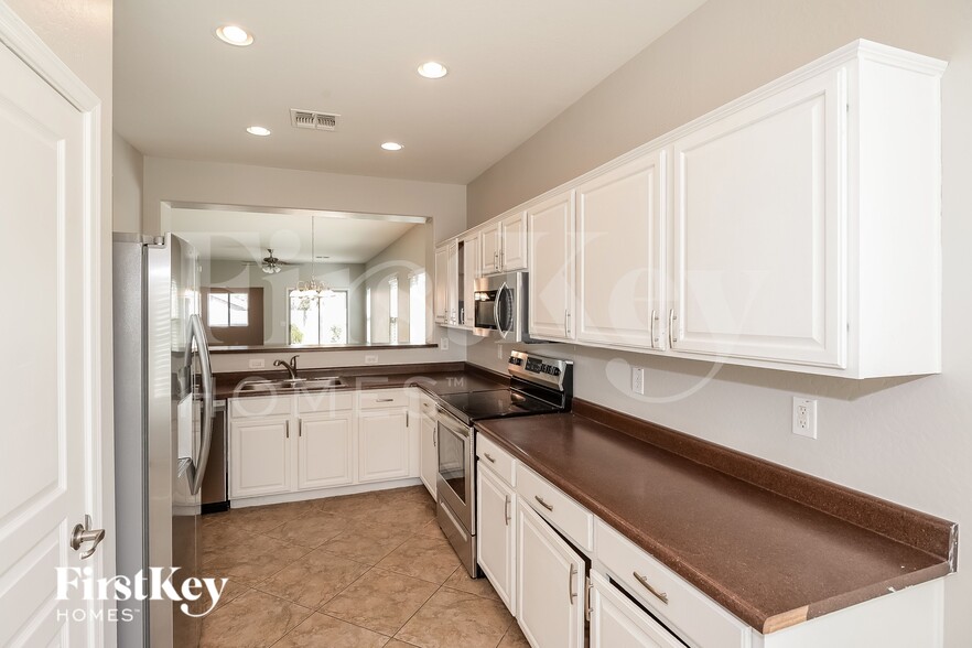Building Photo - 1210 W Vineyard Plains Dr