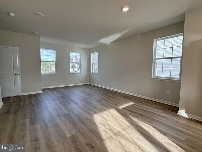 Building Photo - 209 Independence Ct