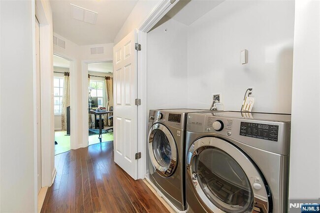 Building Photo - 9 Landmark Ln