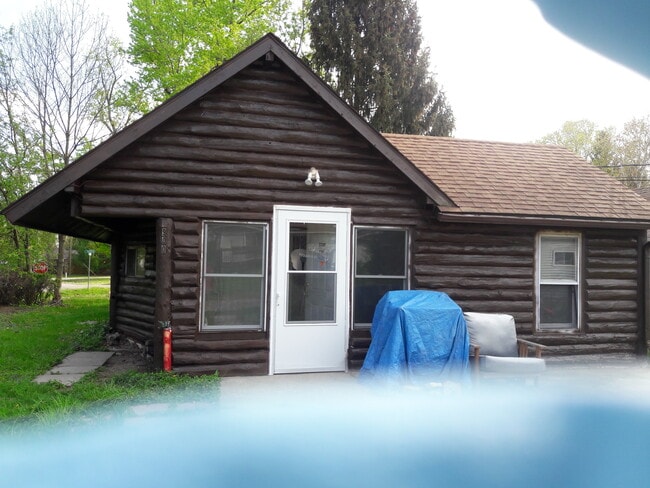 Building Photo - 4900 Parkview Dr