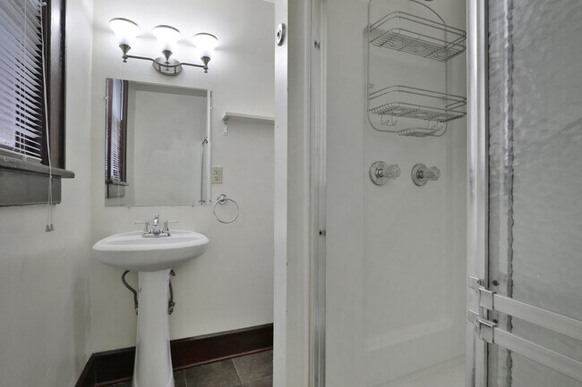 Building Photo - Awesome House for your Large Group - HUGE HOUSE with 3 Floors - 3 Kitchens, 3 Bathrooms, Awesome ...