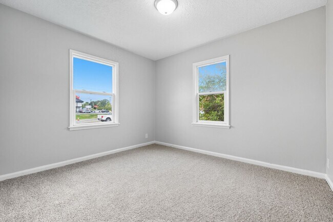 Building Photo - Charming 2-Bedroom Home – Recently Remodeled in Indianapolis Available NOW!