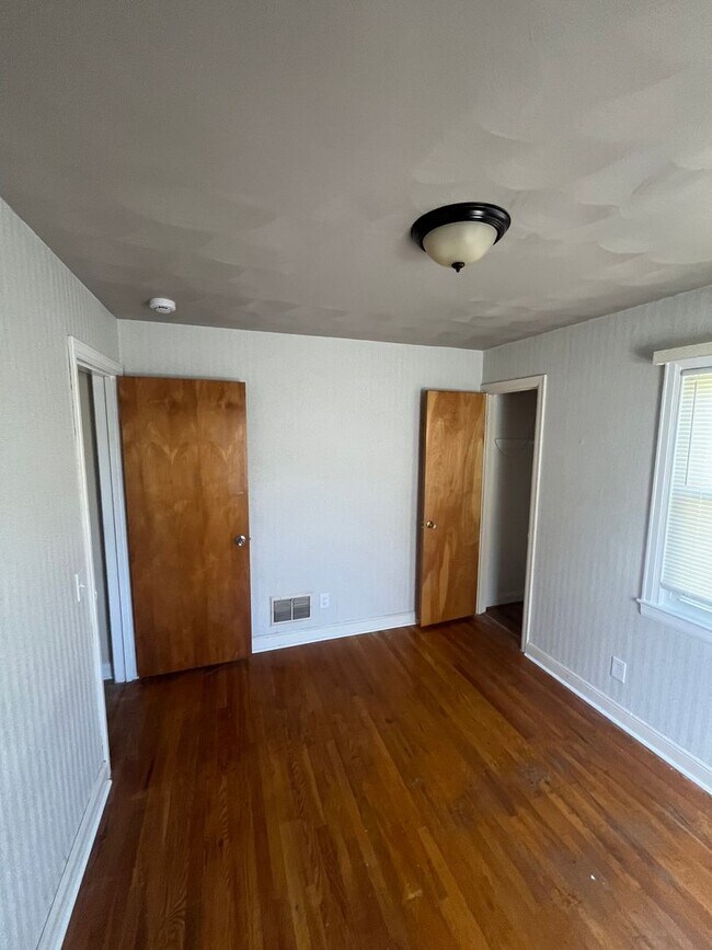 Building Photo - 3 Bedroom Home with In-Law Suite Available Near Rochester General