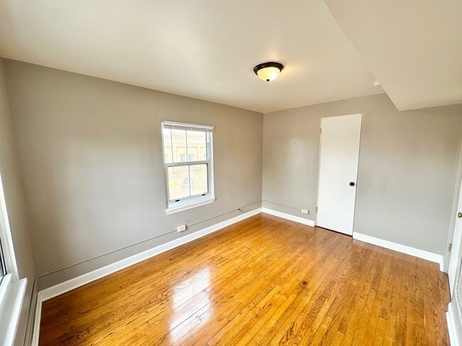 Building Photo - 104 E Sumner St