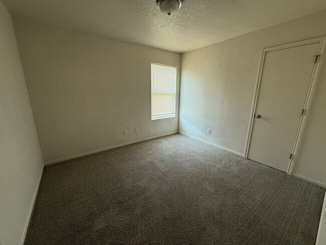 Building Photo - 4609 Waterproof Dr