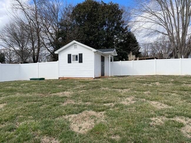 Building Photo - 160 Mainview Dr