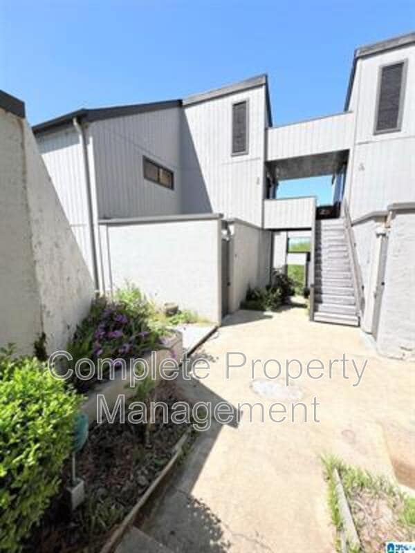 Building Photo - 3350 Altamont Rd